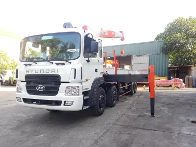 *THAY KÍNH XE tải Hyundai 9 tấn tận nơi